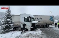 Samsun'da tırın bariyerlere ve başka bir tıra çarpması kamerada