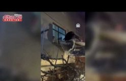 SAMSUN'DA YANGINDA MAHSUR KALAN ÇOCUK İŞ MAKİNESİYLE KURTARILDI