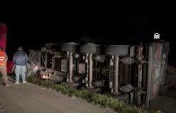 Samsun'da yonca yüklü tır şarampole devrildi