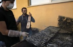 Yurtta kalan üniversite öğrencileri kemençeli hamsi şenliğinde eğlendi