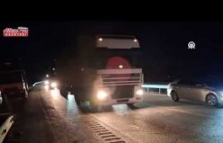 Samsun’da tır ile kamyonun çarpışması sonucu dökülen malzemeler yolu trafiğe kapattı