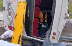 SİVAS - Midibüsün devrilmesi sonucu 10 kişi yaralandı