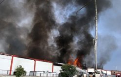 UŞAK - Fabrikada çıkan yangına müdahale ediliyor (3) - Vali Ergün