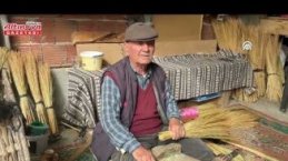 80 yaşındaki Yıldırım, kendi kendine öğrendiği süpürge yapımını 15 yıldır sürdürüyor