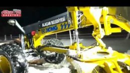 Alaçam ilçesinde karla mücadele çalışması yapıldı