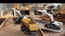 Bu kafenin müşterileri, minyatür inşaat sahasında iş makineleriyle oynuyor