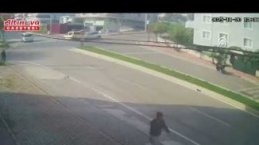 Samsun'da 3 aracın karıştığı trafik kazası güvenlik kamerasında