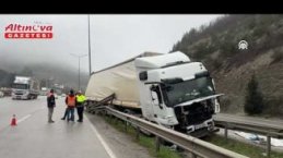 Samsun'da freni boşalan tır refüje çıktı