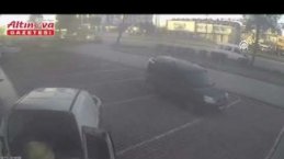 Samsun'da kontrolden çıkan hafif ticari aracın devrilmesi güvenlik kamerasında