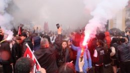 SAMSUN - Samsunsporlu taraftarlar, takımlarının 11 yıl sonra Süper Lig'e çıkmasını kutladı (2)