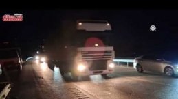 Samsun’da tır ile kamyonun çarpışması sonucu dökülen malzemeler yolu trafiğe kapattı