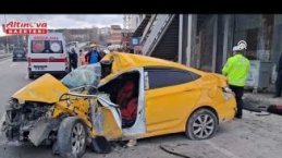 Samsunda üst geçide çarpan otomobilin sürücüsü ağır yaralandı