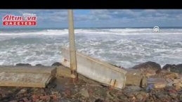 Yakakent'te dalgalar sahil şeridine zarar verdi