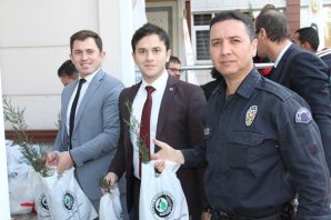 ADLİYE SARAYI ÖNÜNDE VATANDAŞLARA FİDAN DAĞITILDI