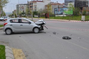 Belediye aracı İle Otomobil Çarpıştı