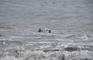 Boğulma tehlikesi geçiren 2 kişi kurtarıldı