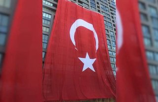 Akfen'den 2 bin 400 metrekarelik Türk bayrağı