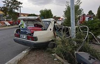 Çorum'da otomobil aydınlatma direğine çarptı:...