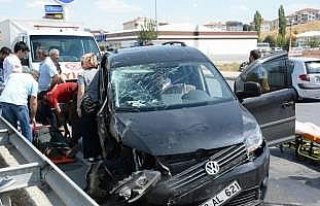 Lastiği patlayan hafif ticari araç kaza yaptı:...