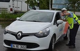 Polisler sürücülere çay ikram etti