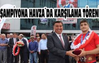 Dünya şampiyonu güreşçiye coşkulu karşılama