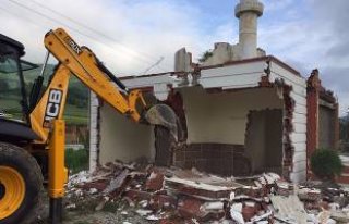 KAVAK BELEDİYESİ GÖRDÜĞÜNÜ YIKIYOR