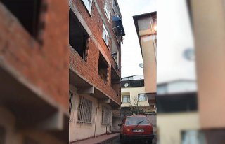 Apartmanın 4. katından düşen kadın 2. katta asılı...