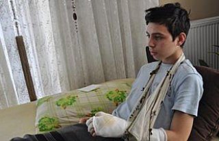 Ehliyetsiz sürücünün kadın ile oğluna çarpma...