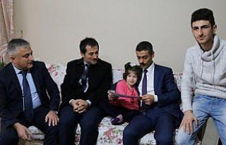 Engelli Elif'in evde ilk karne heyecanı