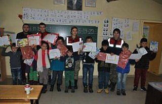 Jandarmadan öğrencilere karne hediyesi