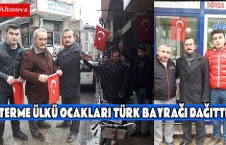 TERME ÜLKÜ OCAKLARI TÜRK BAYRAĞI DAĞITTI