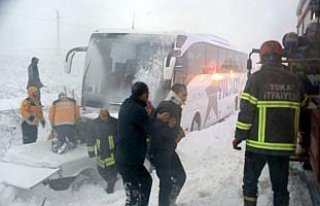 Yolcu otobüsü otomobile çarptı: 1 ölü, 2 yaralı