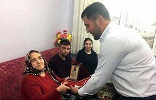 AK Parti'li gençler şehit ailelerini ziyaret etti