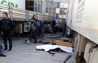 Lastiğini tamir ettiği tırın dorsesinin altında...