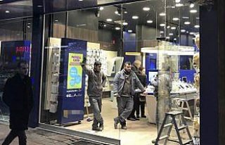 Maskeli hırsız güvenlik kamerasında