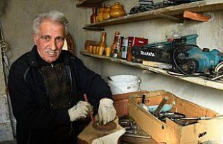 Ömrünü eğitime ve ahşap oymacılığa adadı