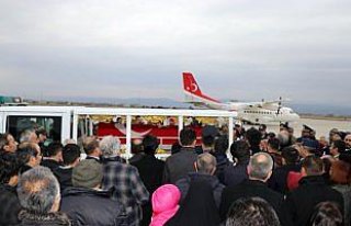 Şehit ağabeyini üniformasını giyerek asker selamıyla...