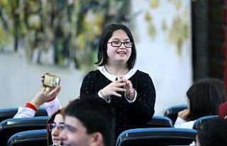 Tiyatronun diliyle engelleri aşmayı öğretiyor