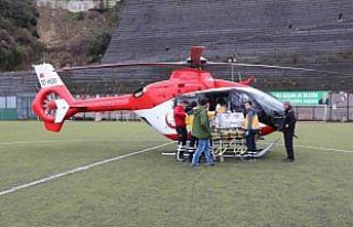 Ambulans helikopter iki günlük bebek için havalandı