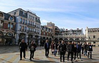 Doğum gününü kimsesiz çocuklarla kutladı