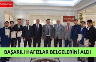 HAFIZ ÖĞRENCİLER BELGELERİNİ ALDI