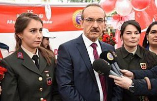 Kadın askerlerden hemcinslerine karanfil