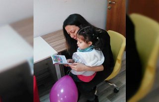 Liseliler anaokulu öğrencileri için kitap okudu