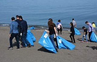 Öğrenciler Akçakoca sahillerini temizledi