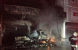 Samsun'da mobilya mağazası ve imalathanesinde yangın