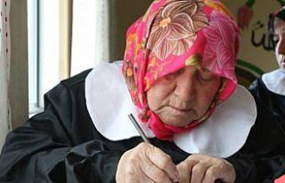 Siyah önlük beyaz yakalıkla okuma yazma kursuna...