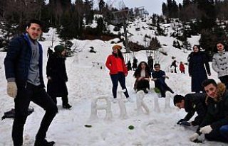 Üniversite öğrencileri kar şenliğinde Mehmetçiği...