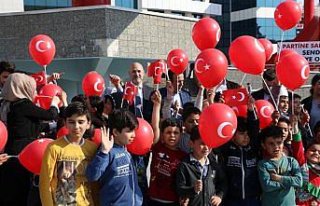 AK Parti İl Başkanı Karaduman, çocukları sevindirdi