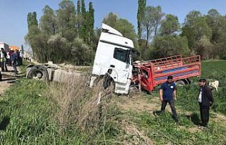 Çorum'da tır ile kamyonet çarpıştı: 1 ölü,...