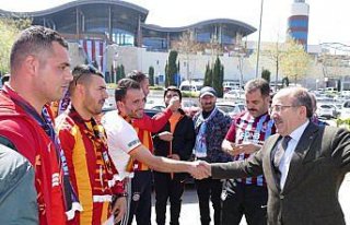 Gümrükçüoğlu, Trabzonspor ve Kayserispor taraftarlarıyla...